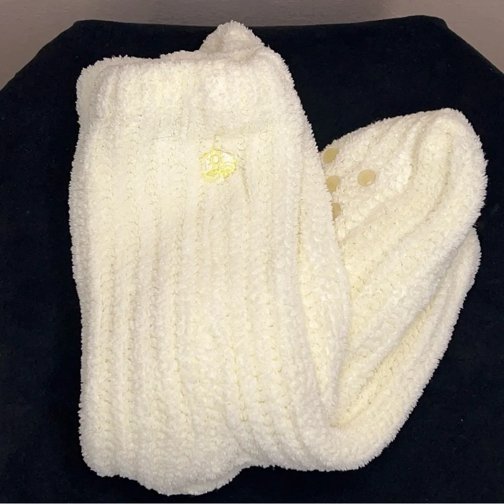 NWOT Women’s Earth Therapeutics Ivory White Fuzzy Knit Grip Socks